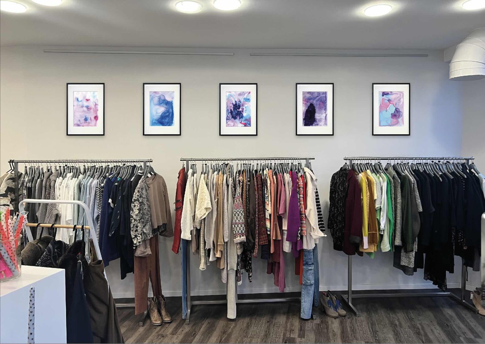 Ausstellung koko-SELECTED Düsseldorf mit fünf gerahmten Arbeiten von Chris Cabrim über der Verkaufsfläche