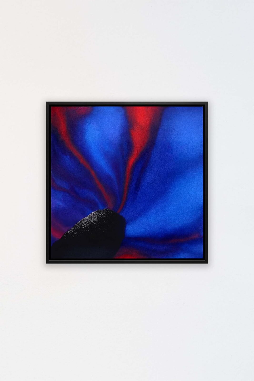Galaxies 18 von Chris Cabrim – Pigment auf Leinwand, 40×40 cm, 2026, gerahmt an weißer Wand