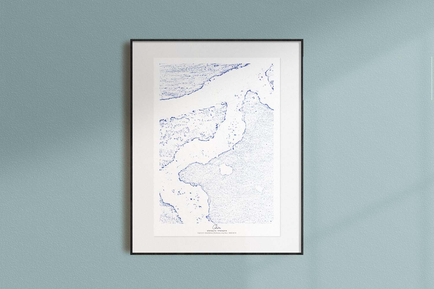 Imprint von Chris Cabrim, Pigment durch Transfer auf Papier, Abdruck der Calle Bolívar in Miraflores, Peru, monochrome blaue Topografie mit dichter Pigmentstruktur oben und offenen Flächen unten, ähnlich einer abstrakten Küstenlinie.