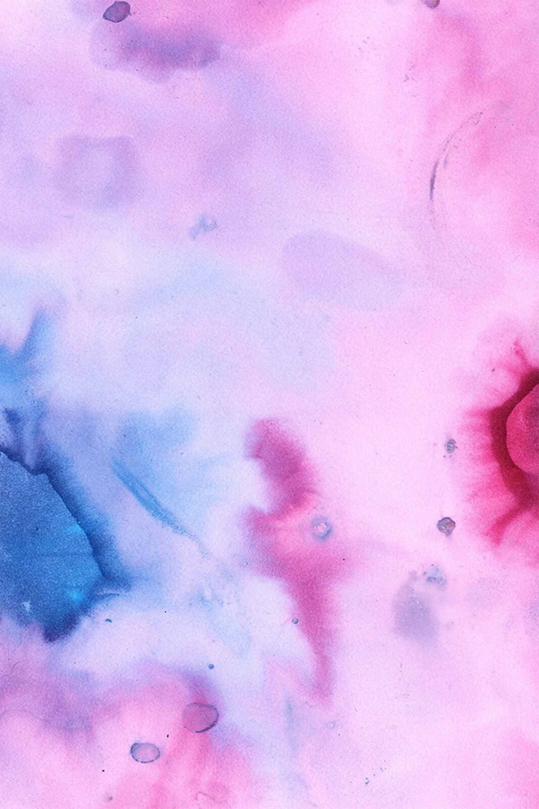 Detail der Pigmentarbeit „Drift“ aus der Serie Stellar Grounds von Chris Cabrim, moderne Kunst aus Köln mit zarten Rosa-, Blau- und Violettverläufen.