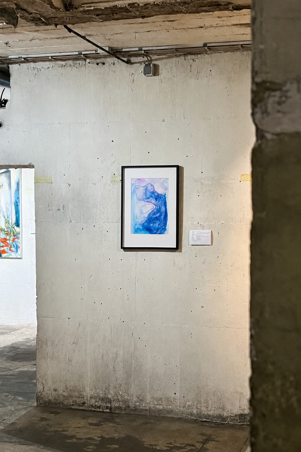 Gerahmte Pigmentarbeit „Abyss“ aus der Serie Stellar Grounds von Chris Cabrim in einer Ausstellungssituation im Bunker 101 zur Kunststation in Köln-Ehrenfeld.