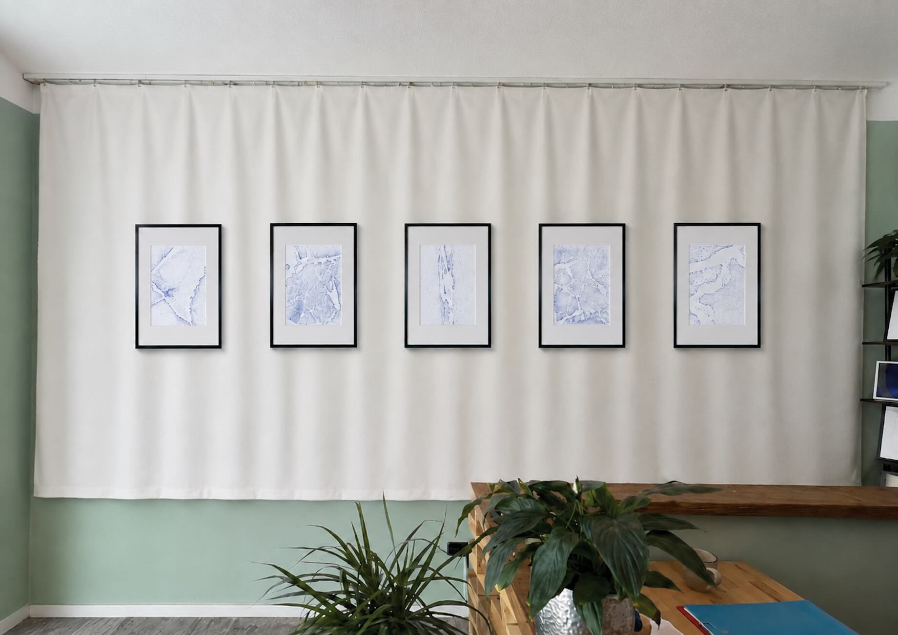 Ausstellungsansicht der Serie Imprints von Chris Cabrim bei den Offenen Ateliers Köln 2026. Die Arbeiten entstehen durch Druck, Reibung und Transfer realer Oberflächen auf Spezialpapier. Aus ihrem ursprünglichen Kontext gelöst, erscheinen die Spuren als monochrome abstrakte Topografien zwischen Ort, Oberfläche und Erinnerung.