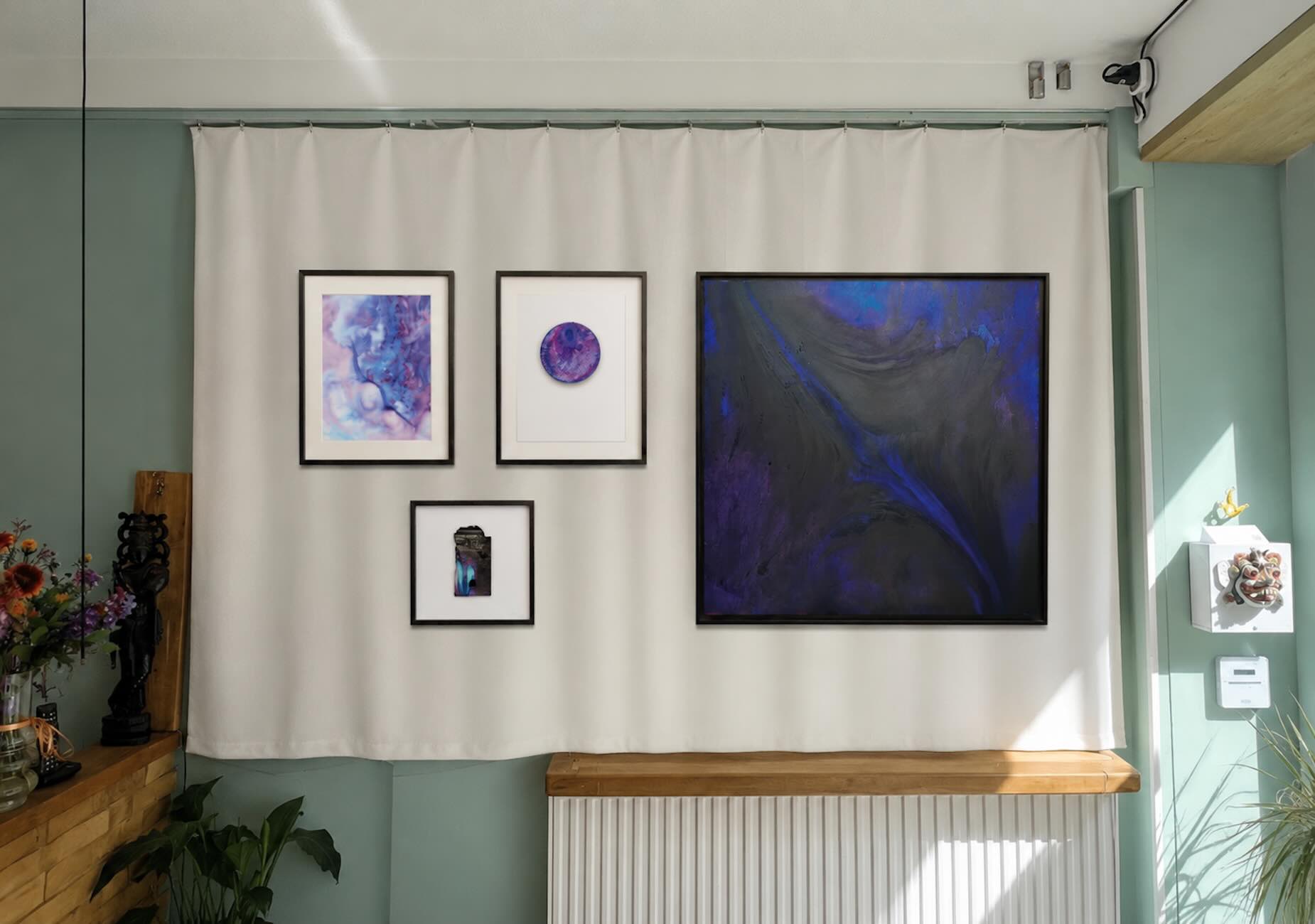 Ausstellungsansicht der Werkgruppe Other Worlds – Inner Universe in Suspension von Chris Cabrim in Köln-Ehrenfeld. Im Zentrum steht ein großformatiges Werk aus der Serie Galaxies, ergänzt durch kleinere materialbasierte Arbeiten und Objekte. Präsentiert im Rahmen der Offenen Ateliers Köln 2026 im Electric Eel Tattoo Studio.