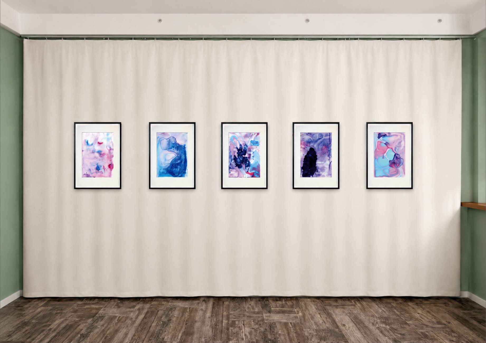 Ausstellungsansicht der Serie Stellar Grounds von Chris Cabrim in Köln. Flüssige Pigmente lagern sich auf Spezialpapier ab, verlaufen, überlagern sich und bilden Kanten und Übergänge. Die Arbeiten können wie innere Topografien aus Erfahrungsschichten gelesen werden und sind Teil der Ausstellung Other Worlds – Inner Universe in Suspension bei den Offenen Ateliers Köln 2026.
