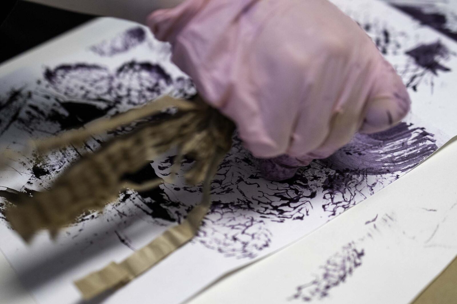 Experimentelle Arbeitsphase im Material Labor von Chris Cabrim. Mit Objekt, Pigment und unterschiedlichen Bewegungen entstehen direkte Materialspuren auf Papier. Der Workshop untersucht, wie solche ersten Reaktionen verfremdet, variiert und zu einer abstrakten Arbeit weiterentwickelt werden können.