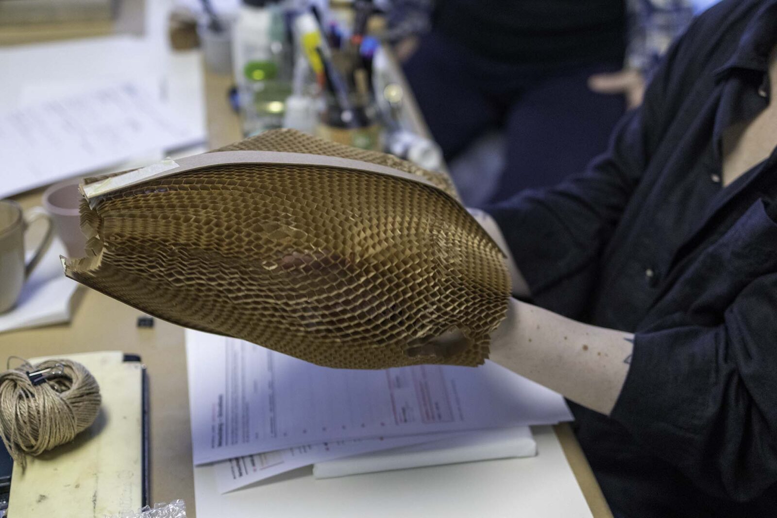 Objektanalyse im Workshop Material Labor: Ein strukturiertes Materialobjekt wird hinsichtlich Form, Oberfläche und möglicher Spuren untersucht. Die mitgebrachten Gegenstände dienen nicht als Motive, sondern als Werkzeuge und Ausgangspunkte für experimentelle Bildprozesse.