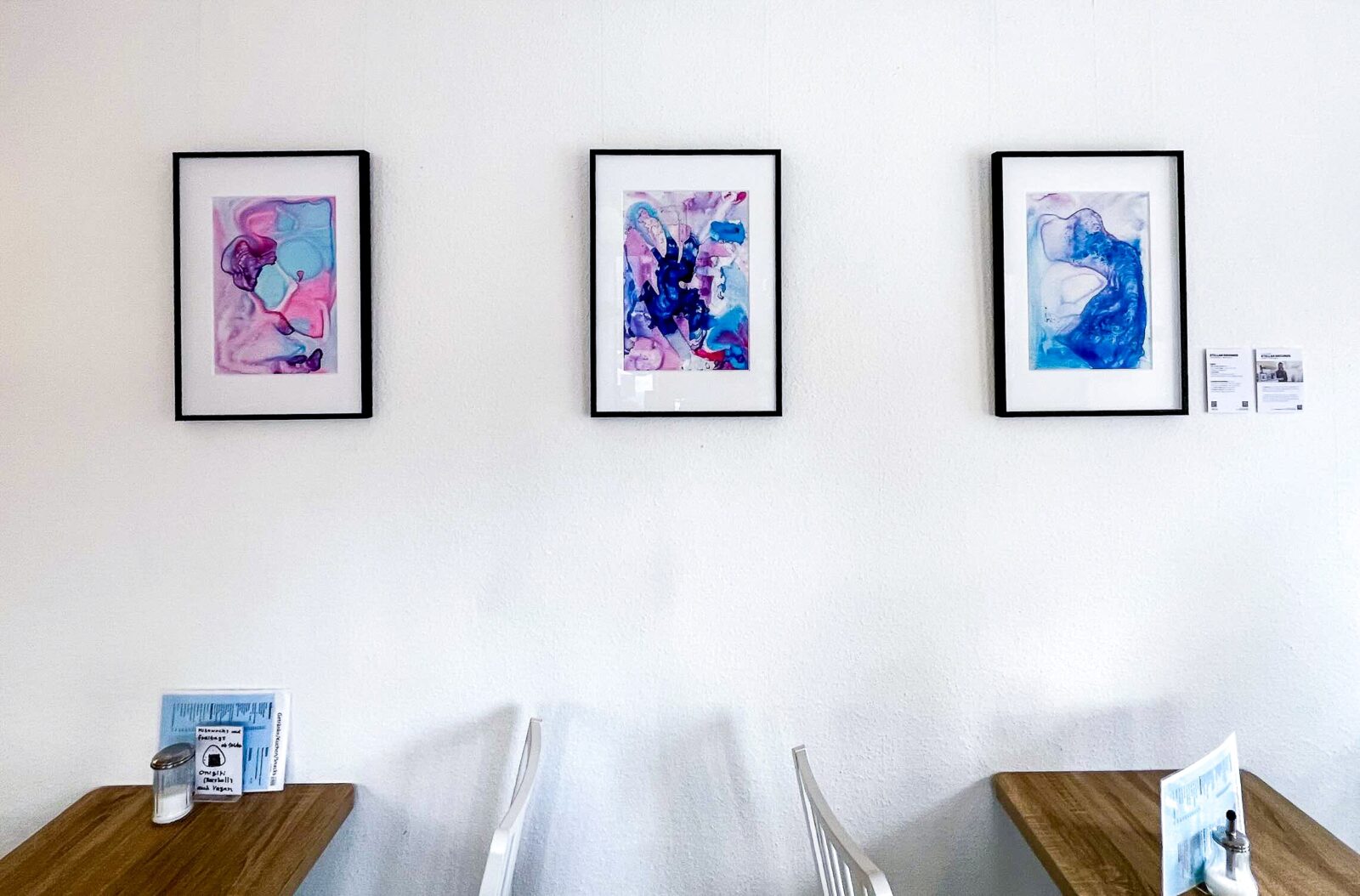 Drei gerahmte Unikate der Serie Stellar Grounds aus der Werkgruppe Other Worlds an der Galerieschiene des Hokuto Art & Café, Düsseldorf. Ausstellung 10.10.–09.12.2026.