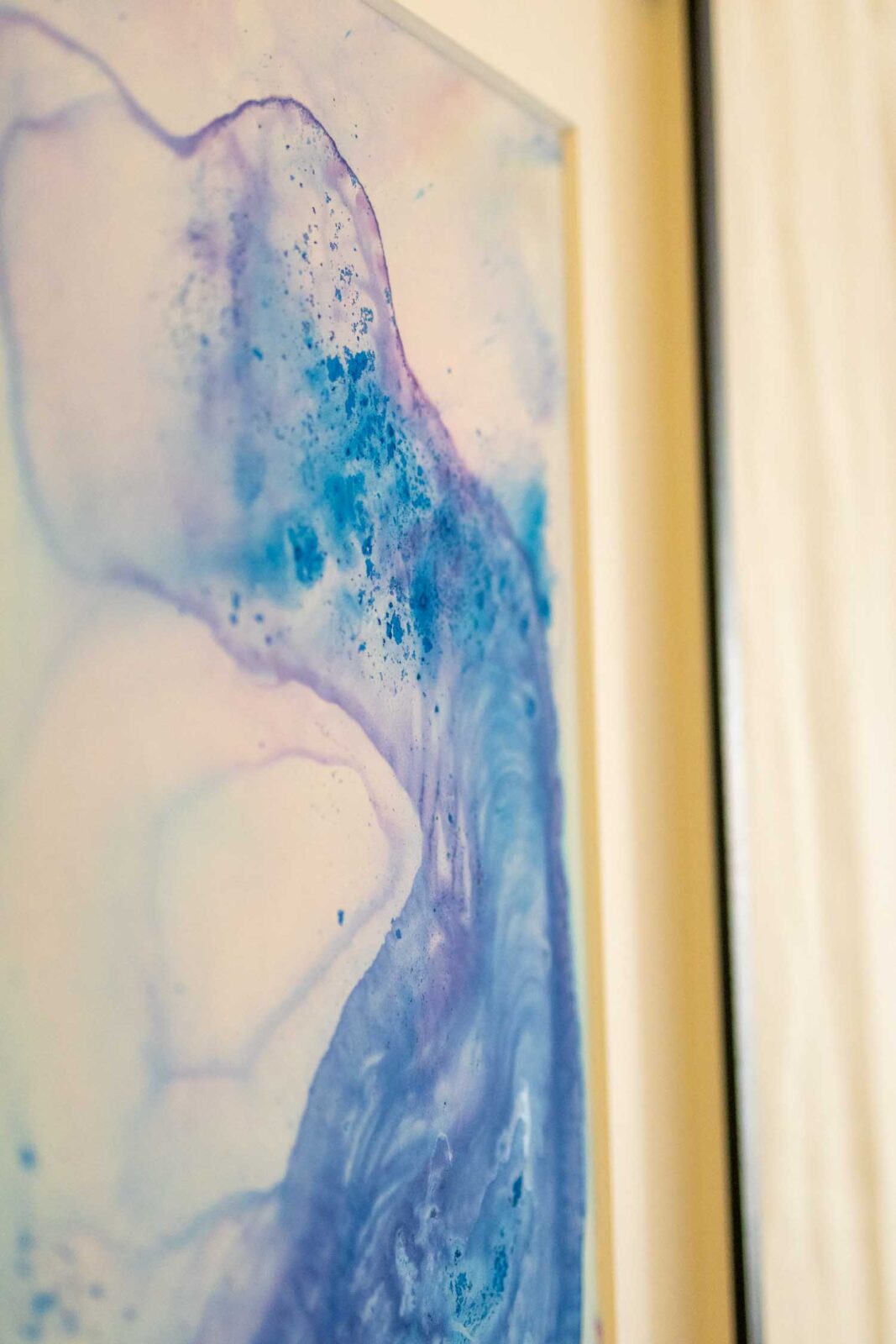 Nahaufnahme der Oberfläche: verdichtetes Blau mit körnigen Pigmentpartikeln, gesäumt von einer feinen violetten Kante. Darüber offene, helle Zonen.